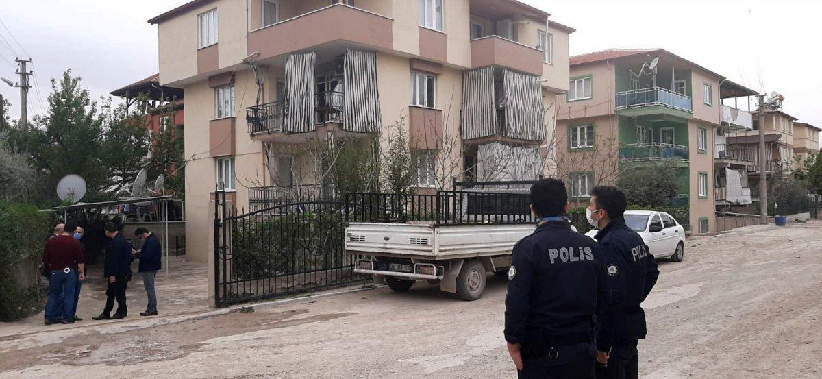Denizli'de kendisine silah doğrultan babasını 6 yerinden bıçakladı
