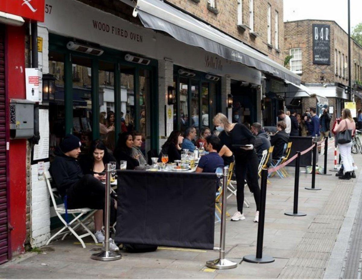 İngiltere'de kısıtlamaların kaldırılmasıyla mekanlar doldu