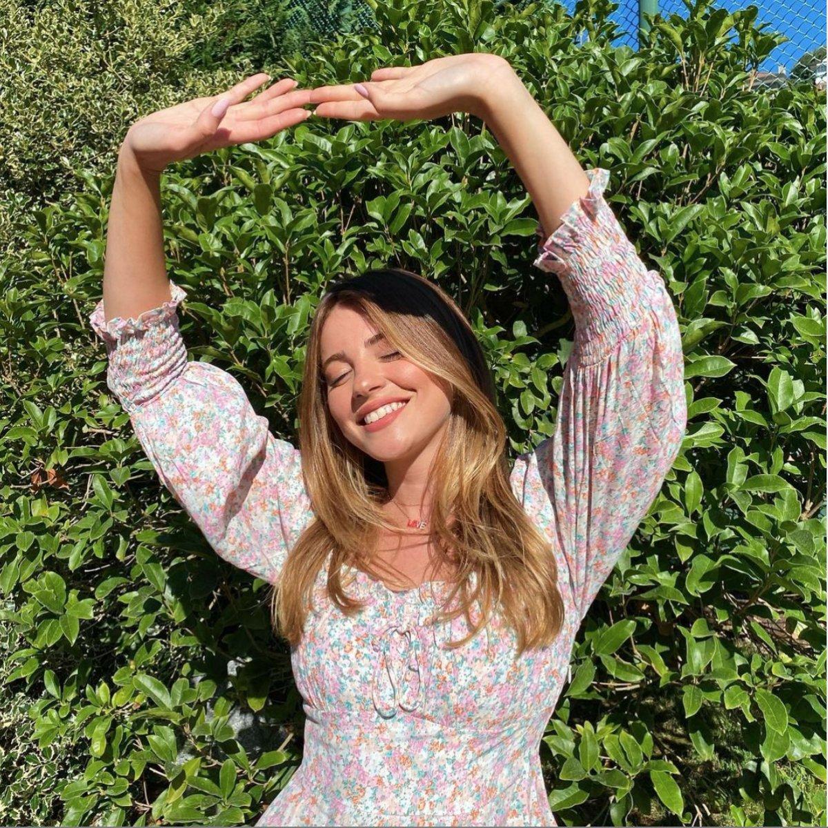 Oğulcan Engin'den Ezgi Eyüboğlu'nun setine sürpriz ziyaret