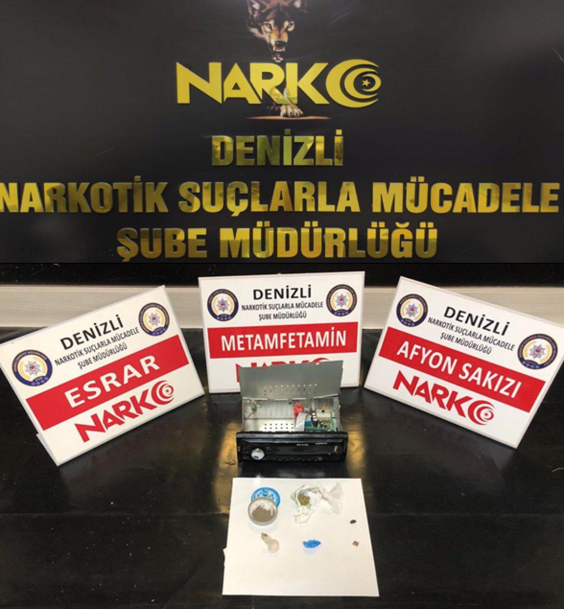 Denizli’de uyuşturucu maddeleri aracın radyo kısmına gizledi