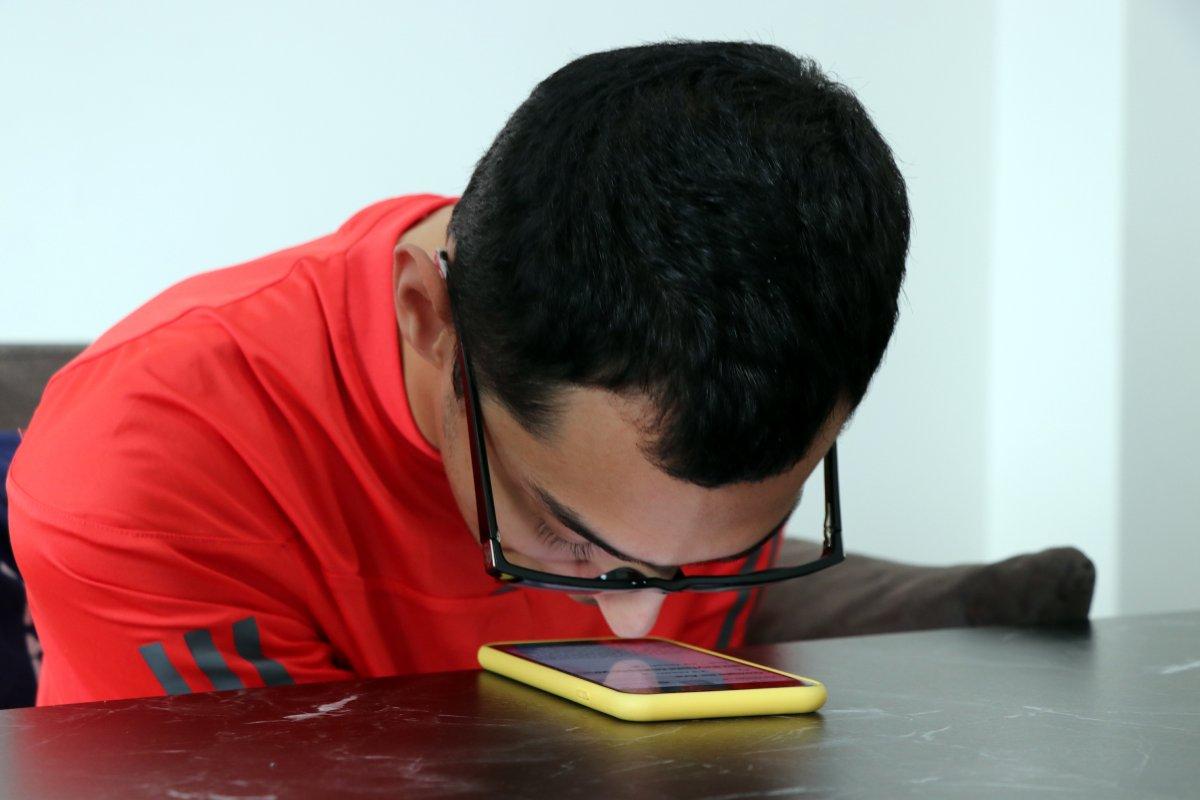 Edirne’de Kadir Berke, burnuyla cep telefonunda tasarım yapıyor