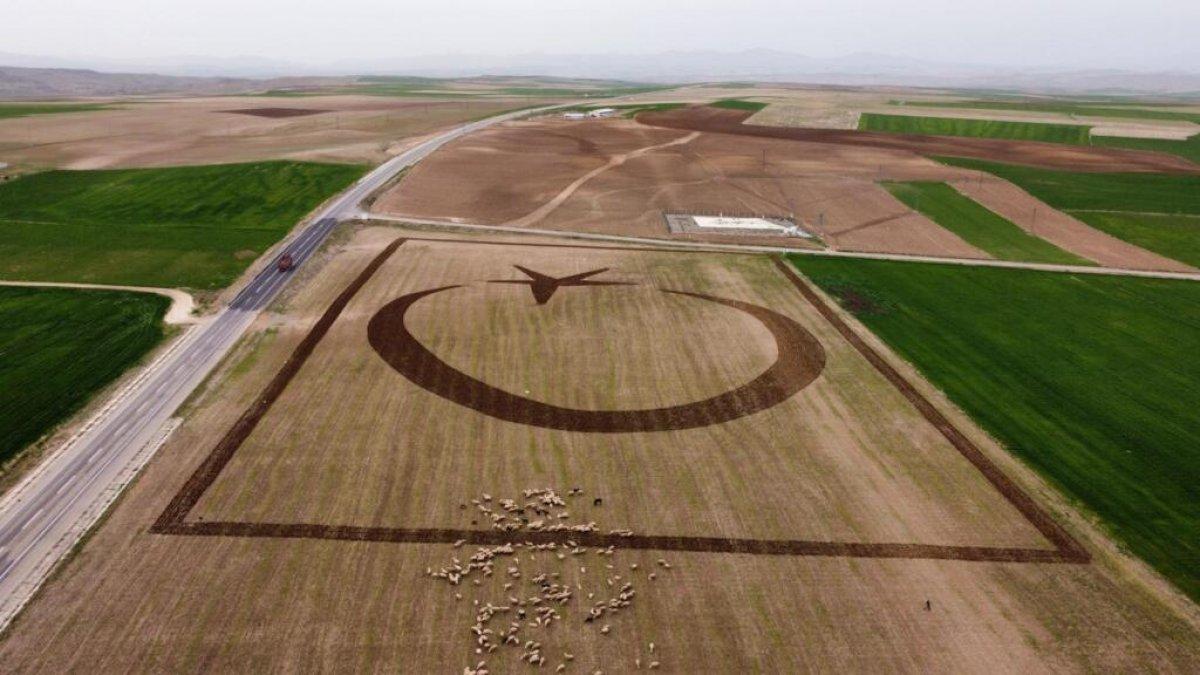 Kırşehir'de tarlasına traktörle Türk bayrağı çizen sağlık memuru
