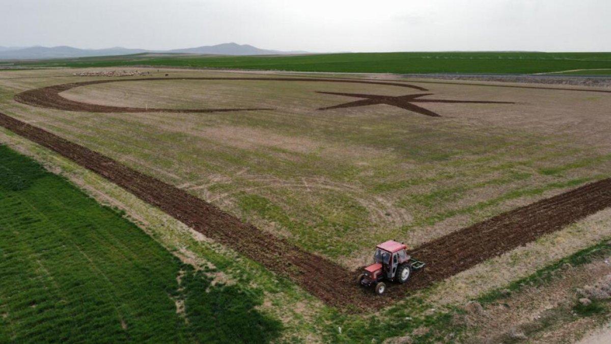 Kırşehir'de tarlasına traktörle Türk bayrağı çizen sağlık memuru