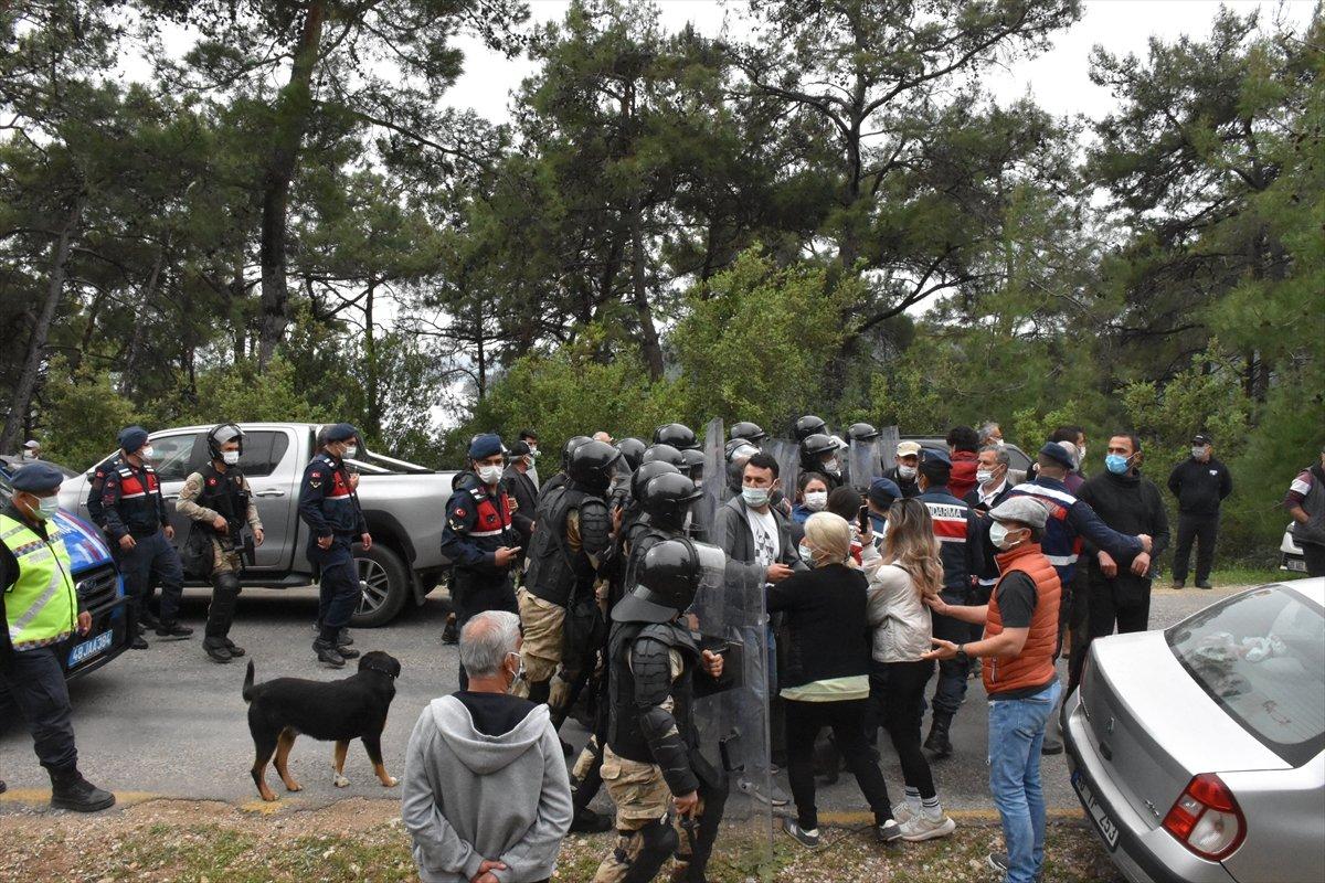 Muğla'da kaçak yapıların yıkımı sırasında arbede çıktı