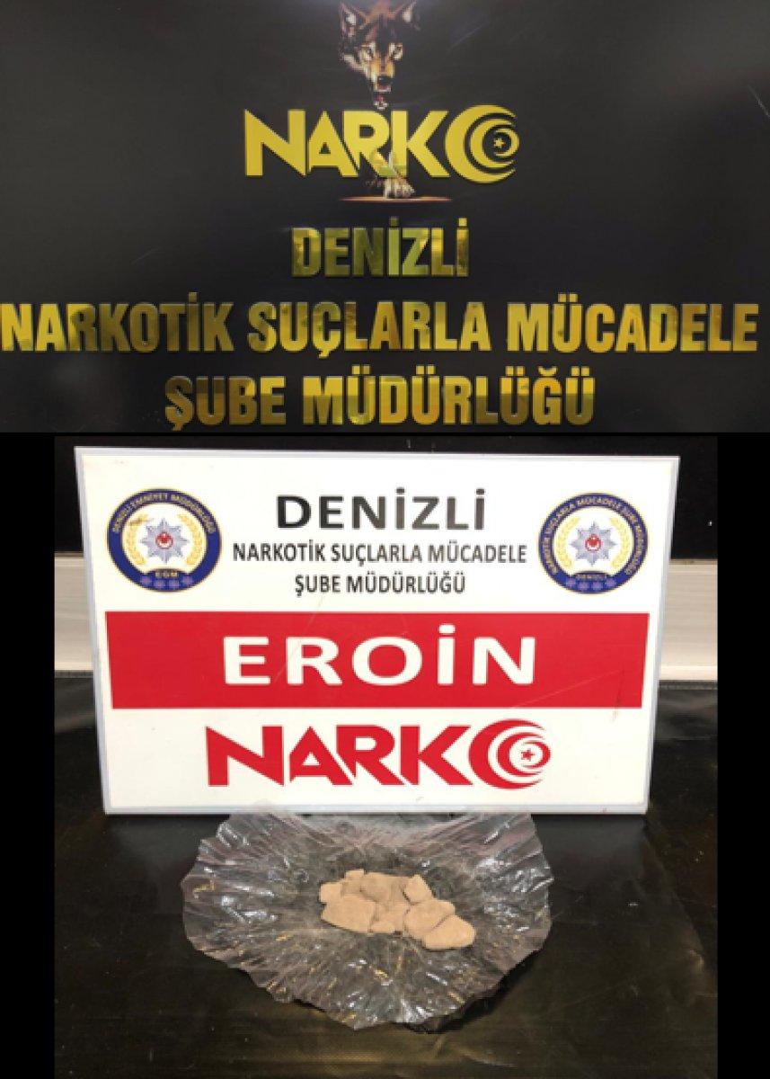 Denizli’de uyuşturucu maddeleri aracın radyo kısmına gizledi