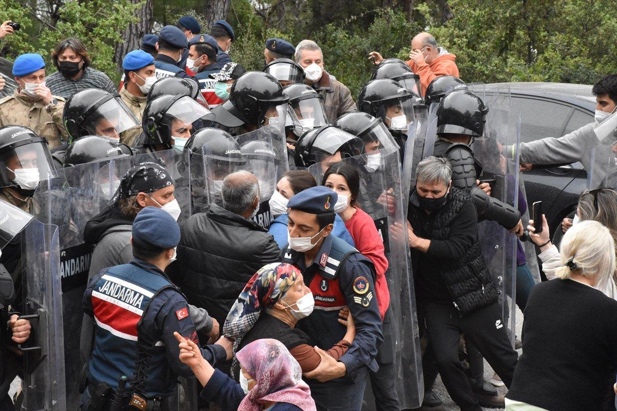 Muğla'da kaçak yapıların yıkımı sırasında arbede çıktı