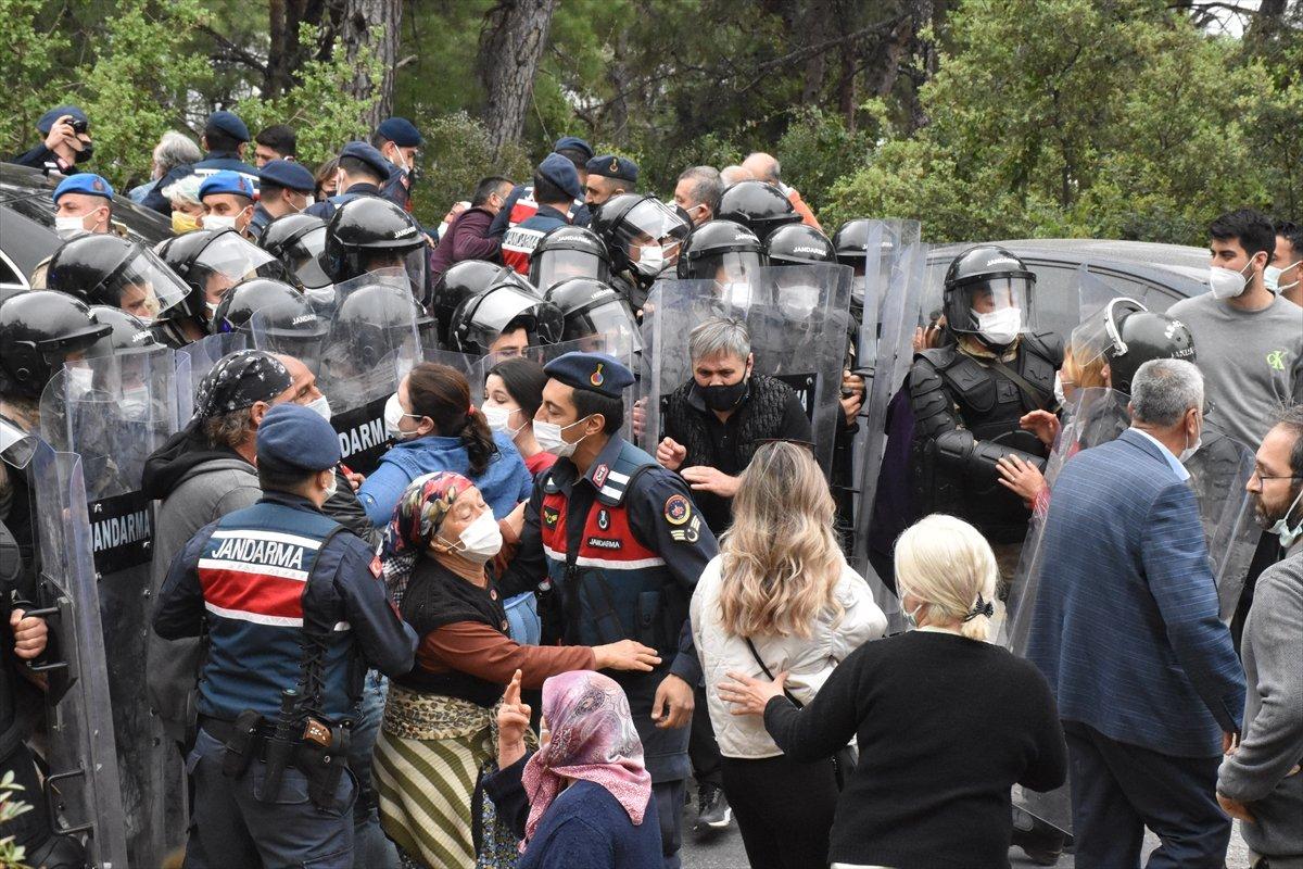 Muğla'da kaçak yapıların yıkımı sırasında arbede çıktı