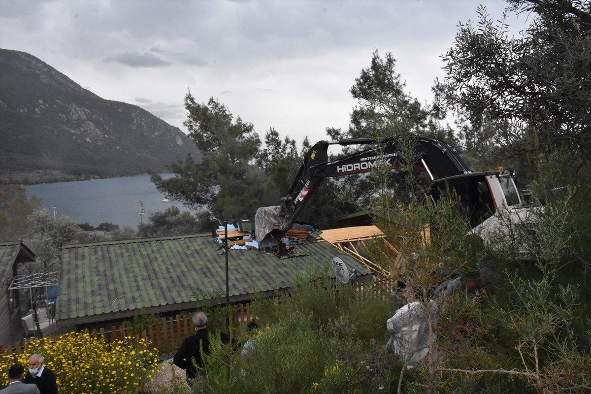 Muğla'daki Akbük koyunda yıkım çalışmaları sürüyor