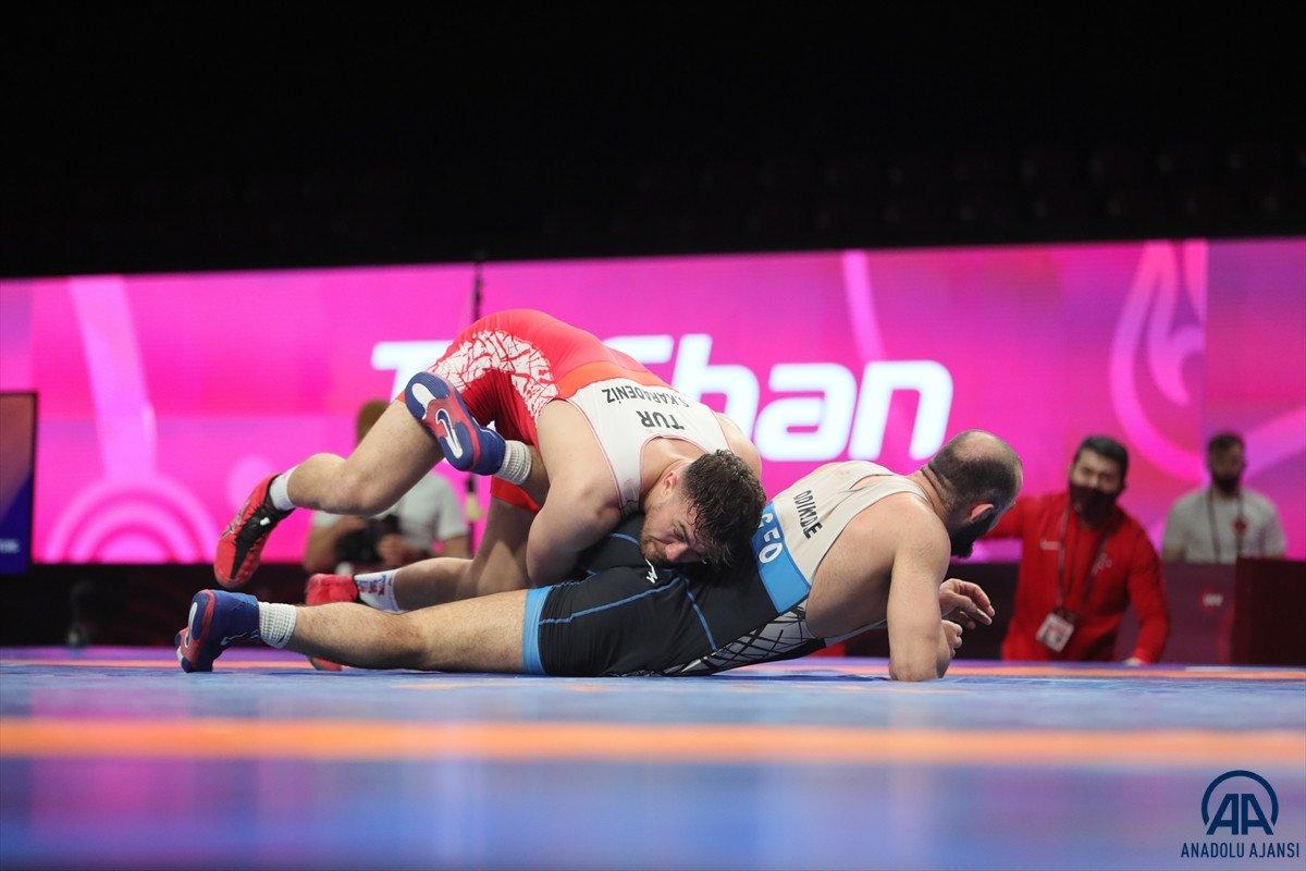 Milli güreşçiler Avrupa Şampiyonası'na iyi başladı