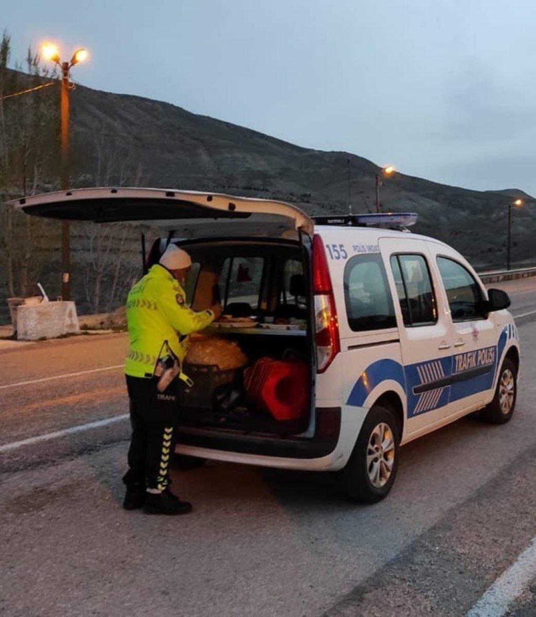 Polisler görev başında iftar yapıyor