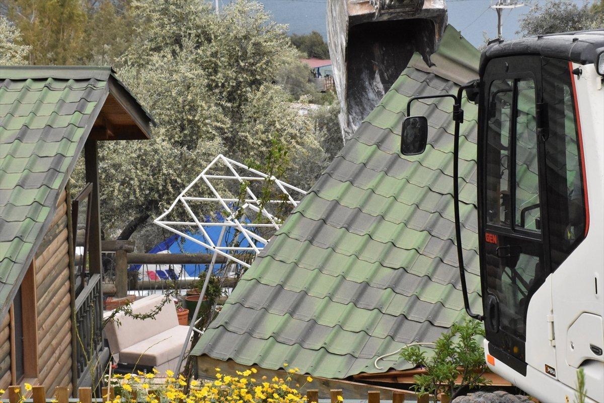 Muğla'daki Akbük koyunda yıkım çalışmaları sürüyor