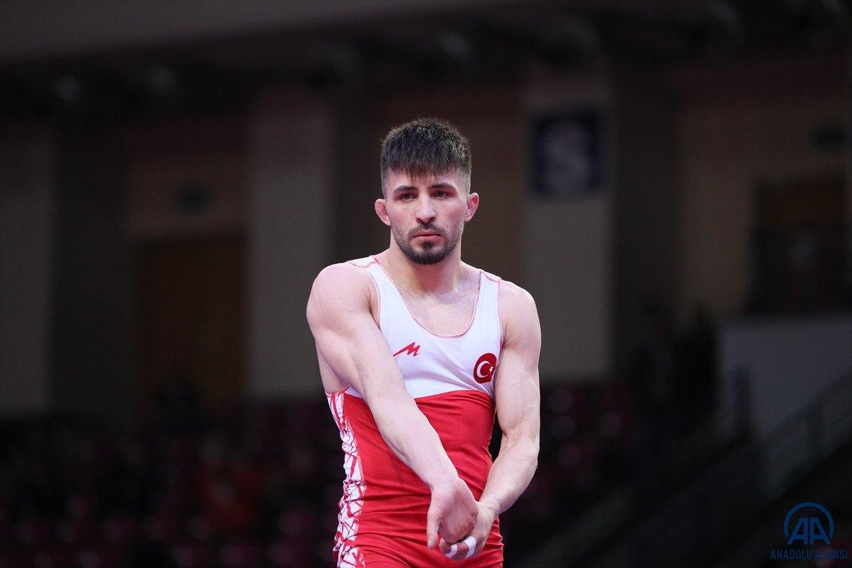 Milli güreşçiler Avrupa Şampiyonası'na iyi başladı