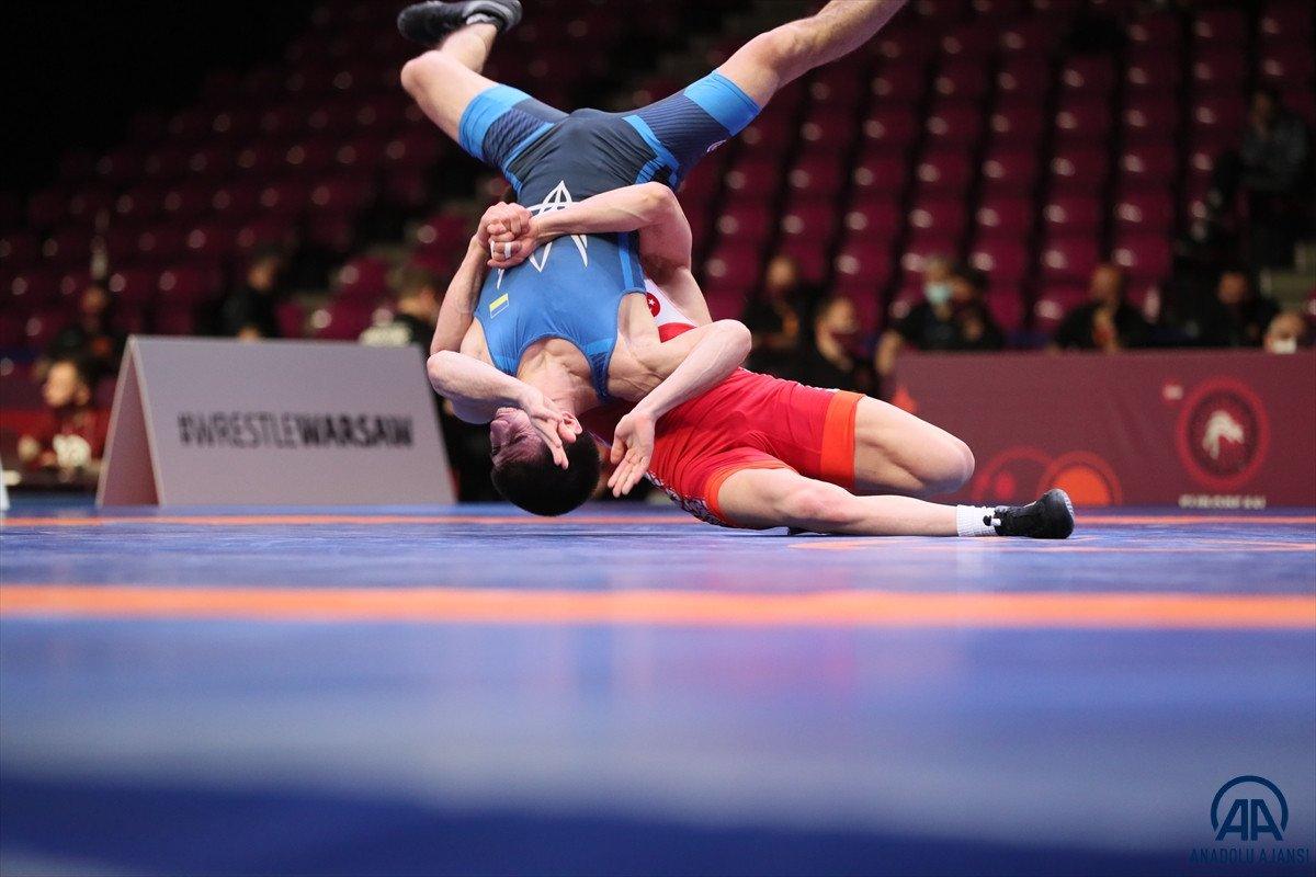 Milli güreşçiler Avrupa Şampiyonası'na iyi başladı