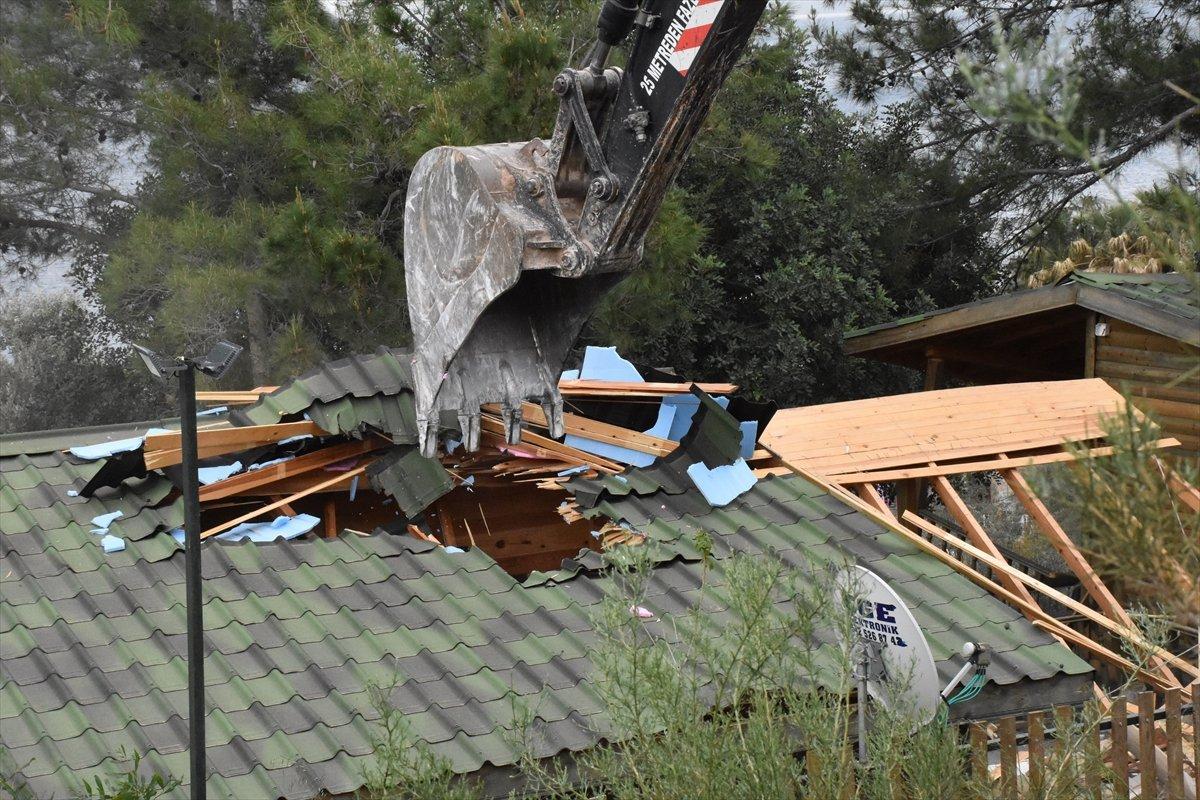 Muğla'daki Akbük koyunda yıkım çalışmaları sürüyor
