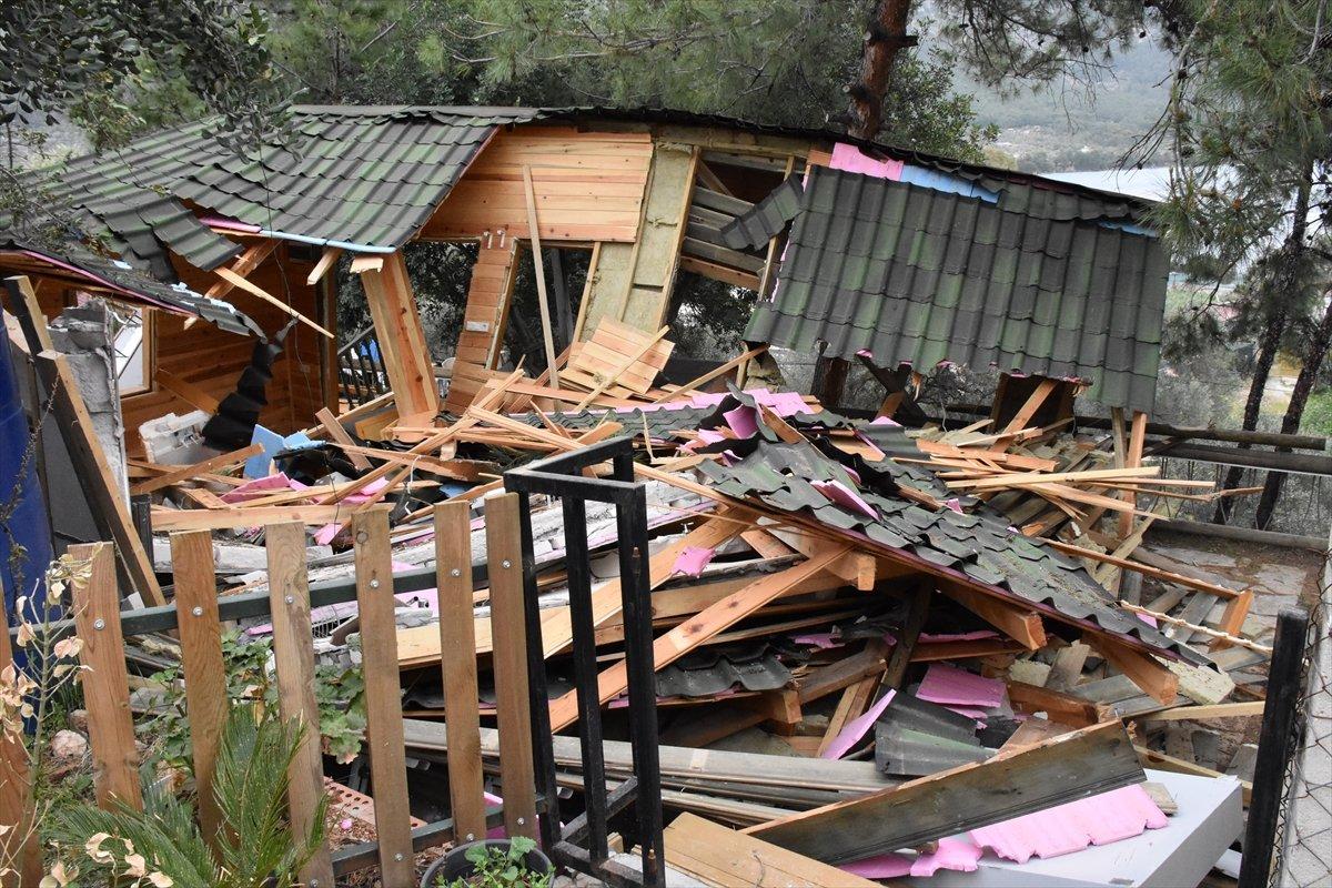Muğla'daki Akbük koyunda yıkım çalışmaları sürüyor