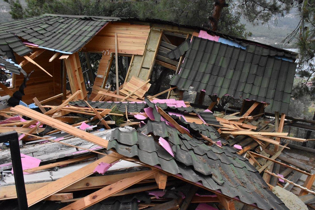 Muğla'daki Akbük koyunda yıkım çalışmaları sürüyor