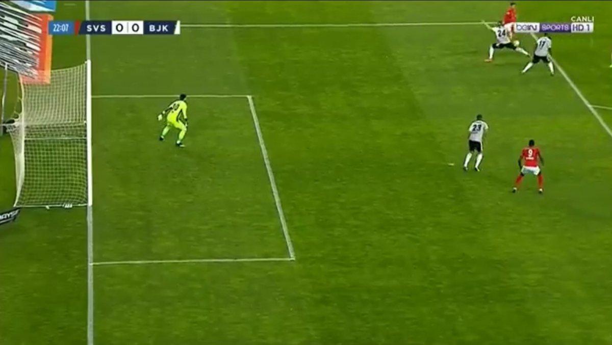 Sivassporlu oyuncuların penaltı beklediği pozisyon