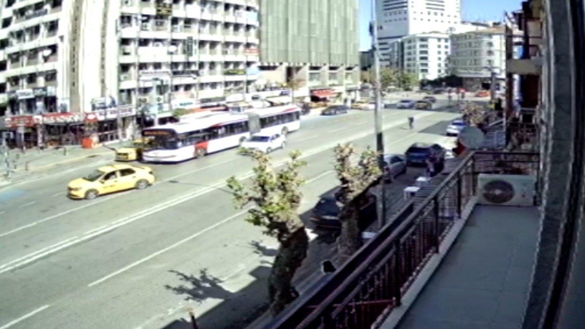 İzmir'de kazaya karışan taksi simitçi tezgahına çarptı