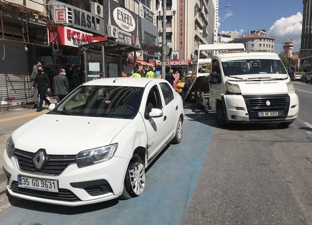 İzmir'de kazaya karışan taksi simitçi tezgahına çarptı