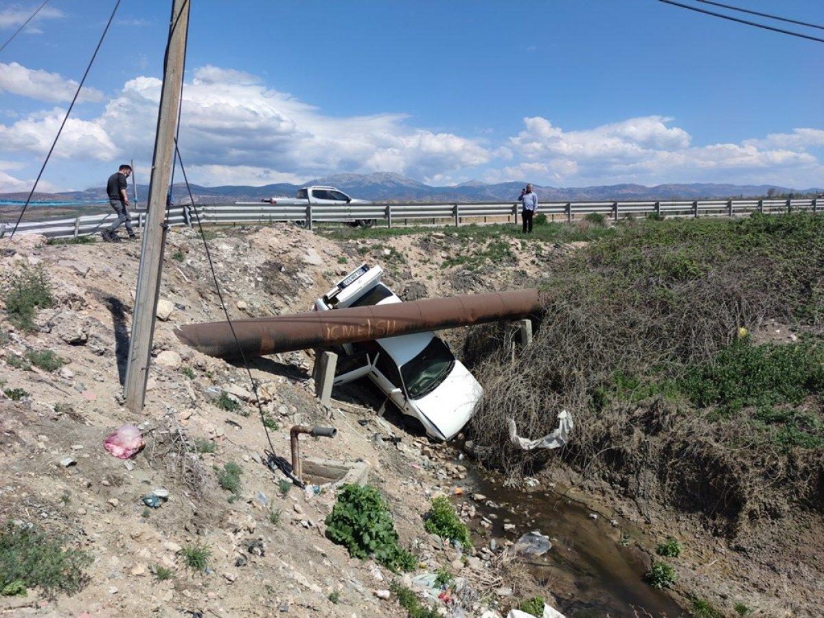 Amasya’da gaz yakıt tankı alev alan araç dere yatağına uçtu