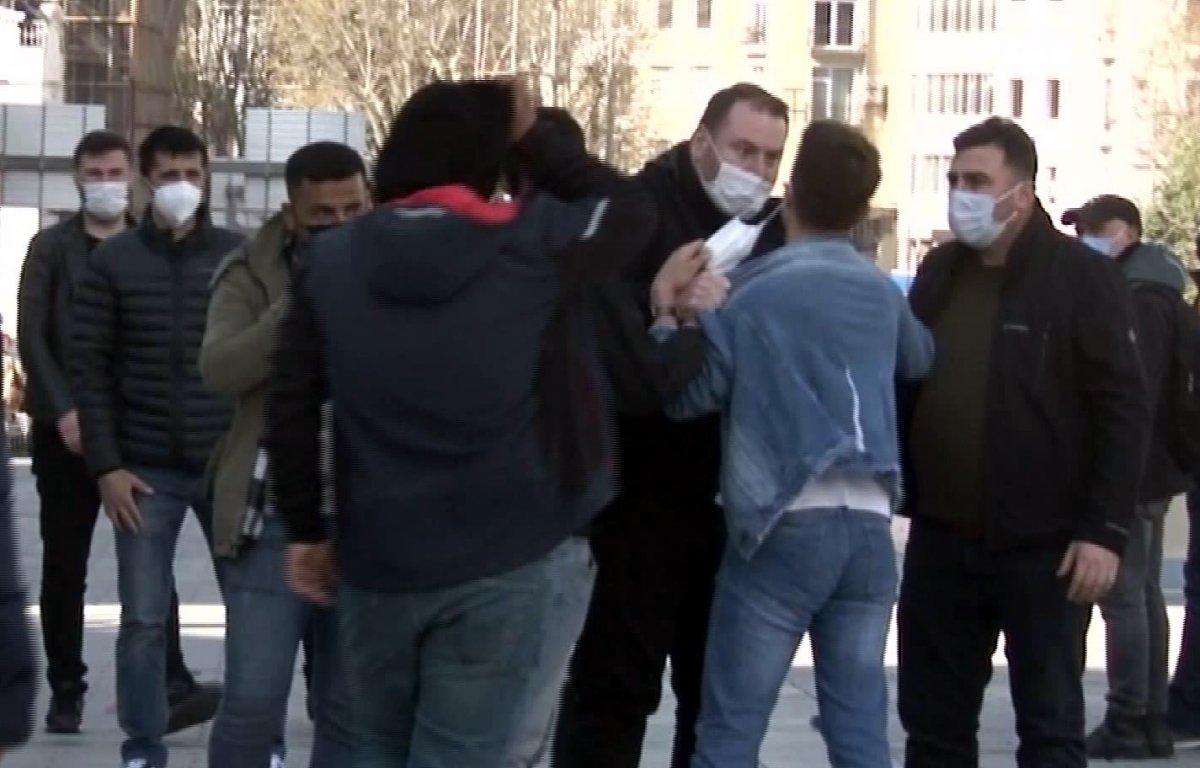 Taksim'de zabıta seyyar satıcıya tokat attı