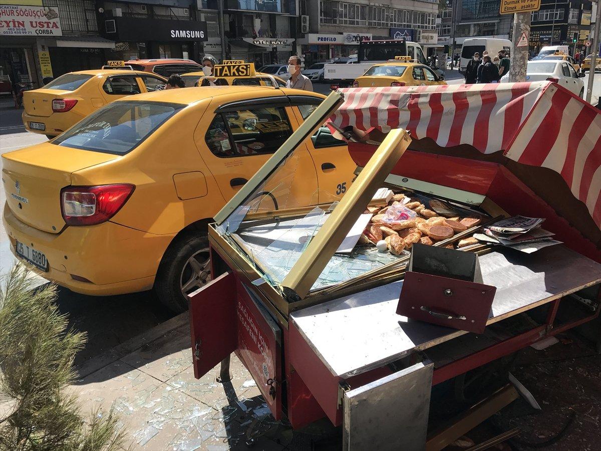 İzmir'de kazaya karışan taksi simitçi tezgahına çarptı