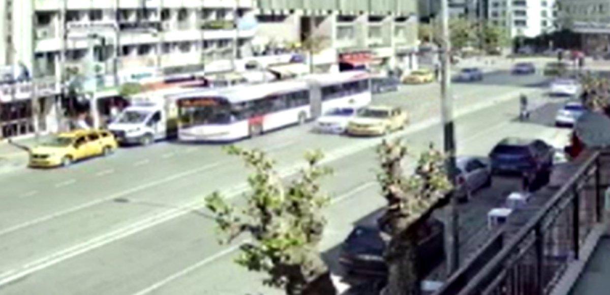 İzmir'de kazaya karışan taksi simitçi tezgahına çarptı