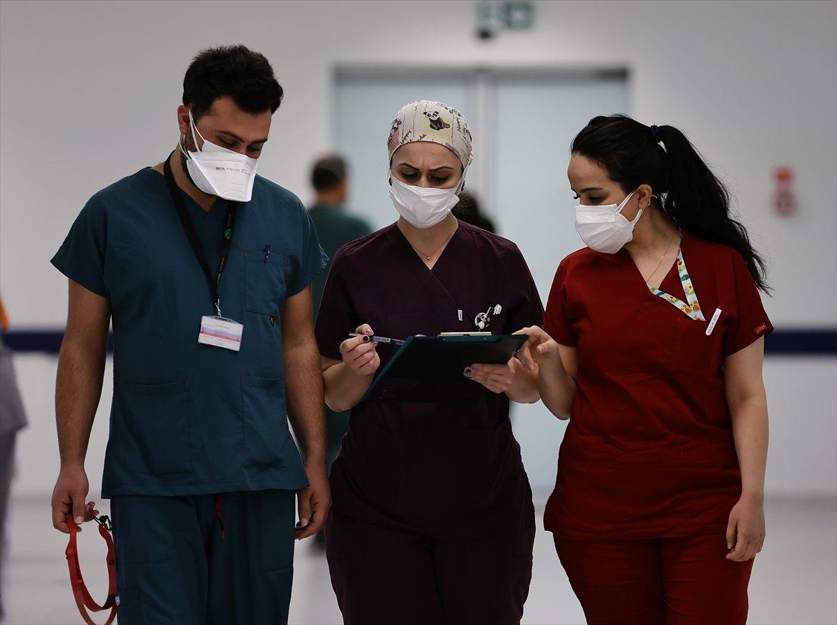 Ankara Şehir Hastanesi'nin koronavirüs yoğun bakım ünitesinde tedaviler sürüyor