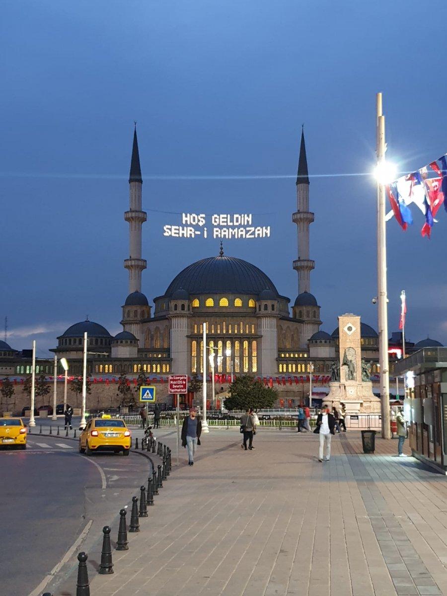 Taksim Camii'ne Ramazan mahyası asıldı