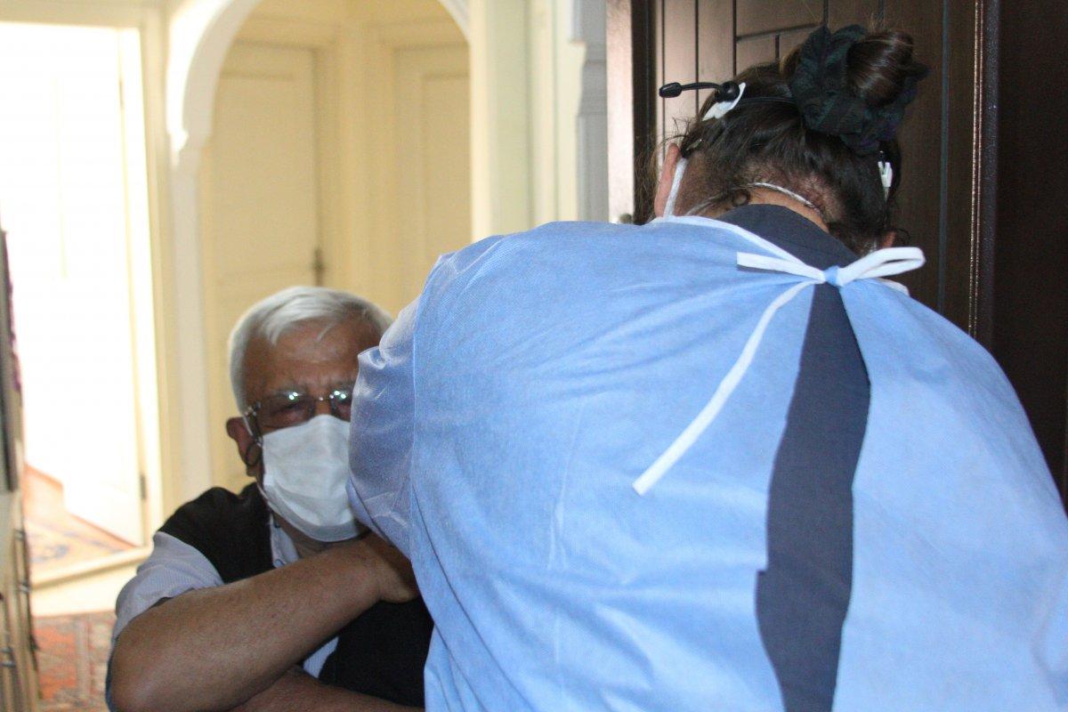 Antalya'da ikna timi aşı hizmetini vatandaşın ayağına getirdi