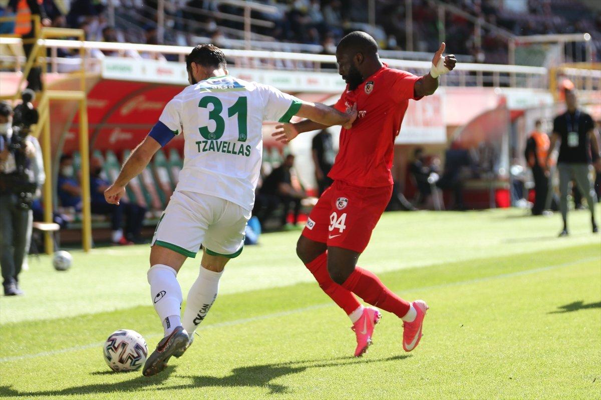 Alanyaspor evinde Gaziantep'i 3 golle mağlup etti