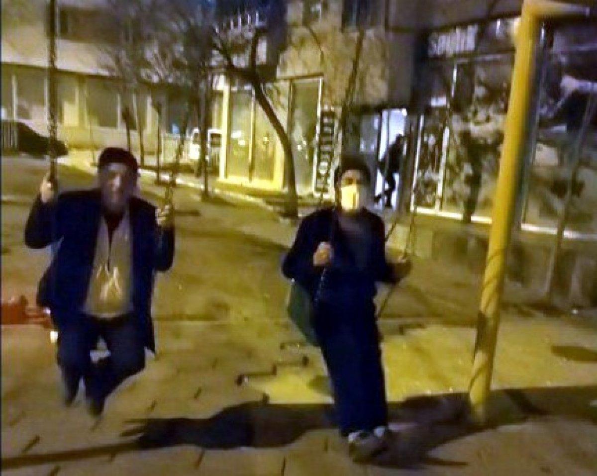 Muş'ta yaşlı amcaların çocuk parkındaki salıncak keyfi gülümsetti
