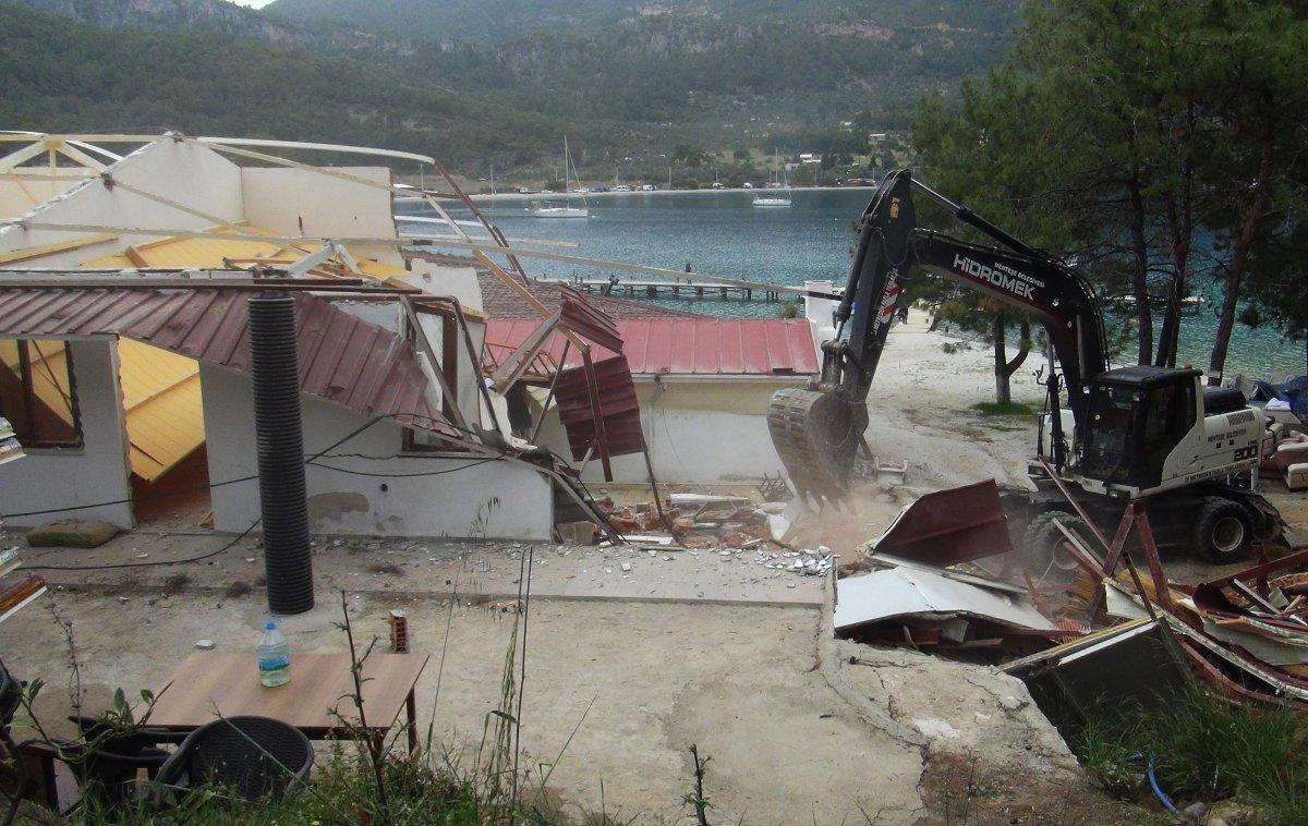 Muğla Akbük Koyu'nda kaçak yapıların yıkımının ilk etabı tamamlandı