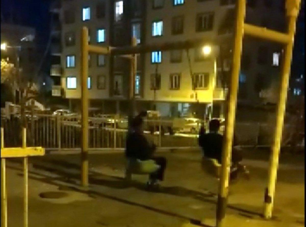 Muş'ta yaşlı amcaların çocuk parkındaki salıncak keyfi gülümsetti