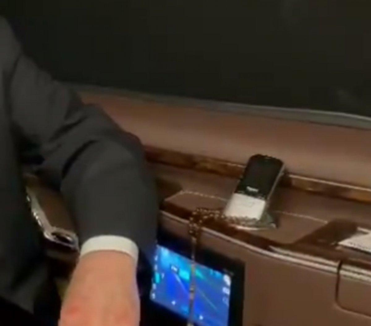 Kemal Kılıçdaroğlu'nun airpods kulaklık ve tespihle pozu