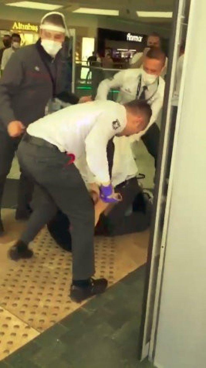 Antalya'daki maske tartışması, AVM girişinde kavgaya neden oldu
