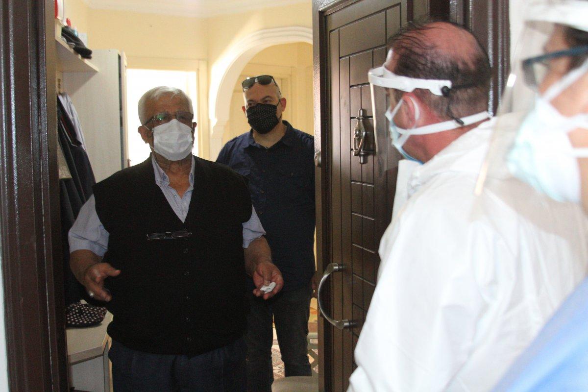 Antalya'da ikna timi aşı hizmetini vatandaşın ayağına getirdi