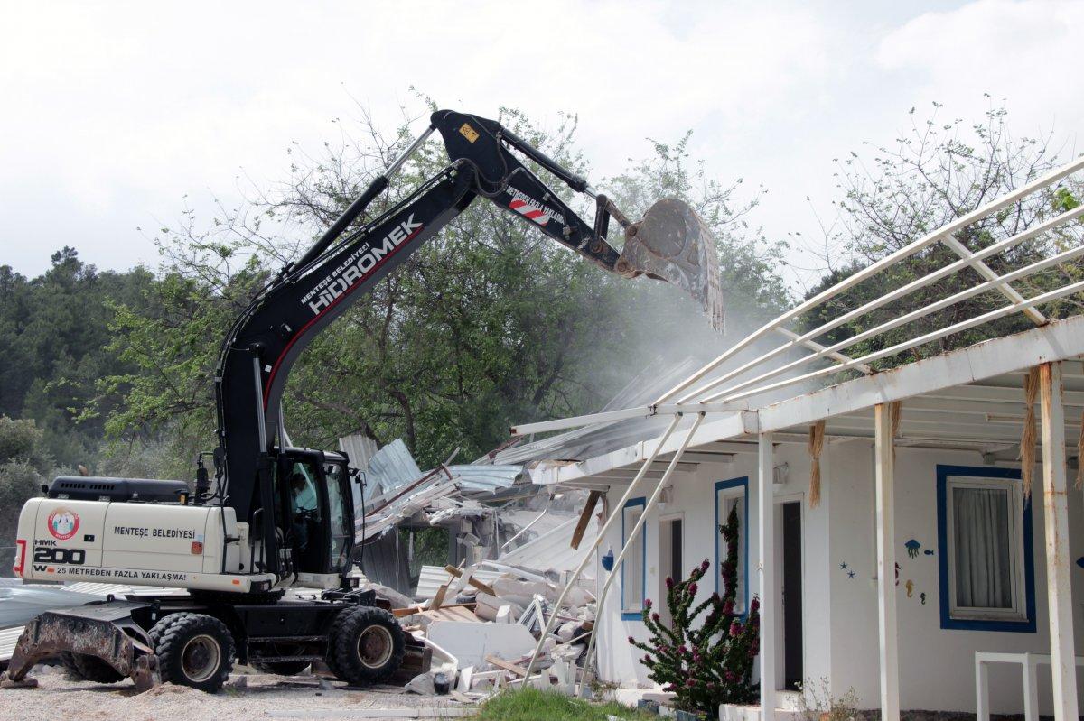 Muğla Akbük Koyu'nda kaçak yapıların yıkımının ilk etabı tamamlandı