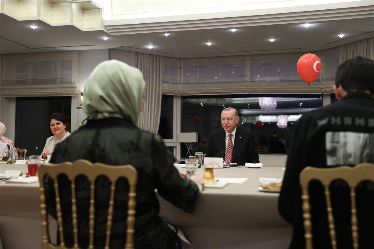 Cumhurbaşkanı Erdoğan, çocuklarla iftarda buluştu