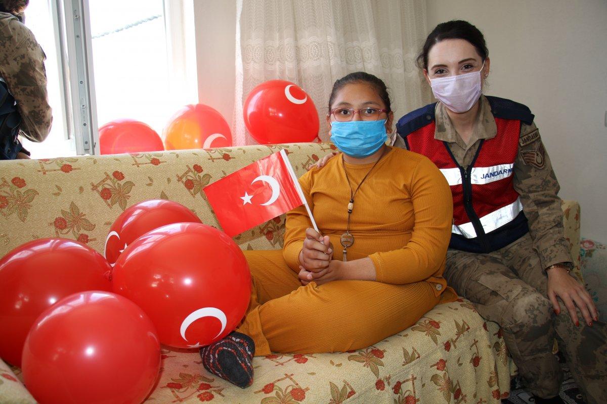 Elazığ'da jandarma ekiplerinden çocuklara sürpriz