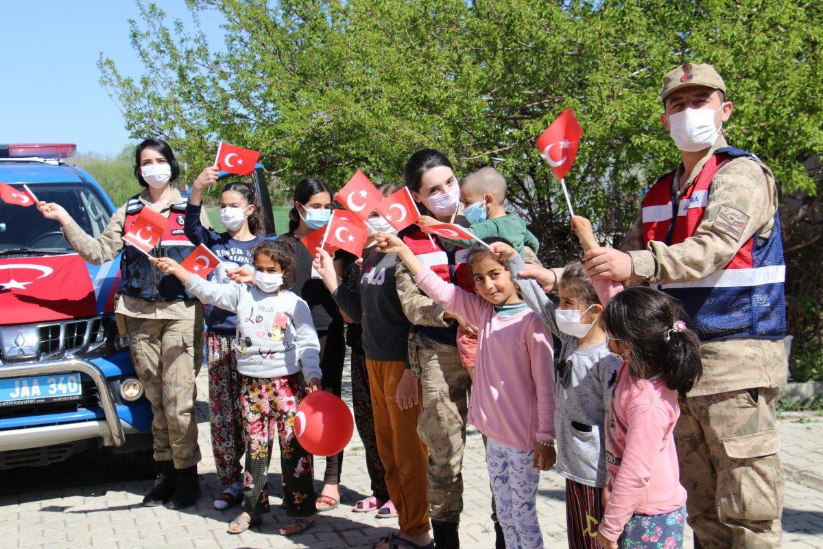Elazığ'da jandarma ekiplerinden çocuklara sürpriz
