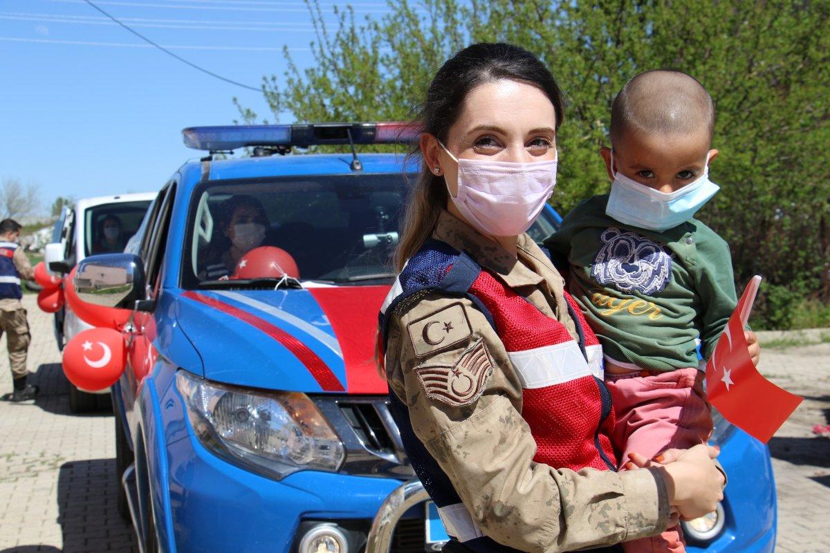 Elazığ'da jandarma ekiplerinden çocuklara sürpriz