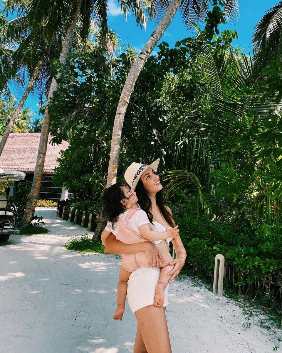 Hande Erçel ile yeğeni Mavi’nin Maldivler hatırası