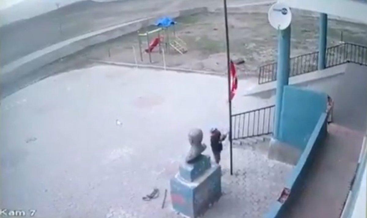 Ağrı Mert Yeşil Türk bayrağı