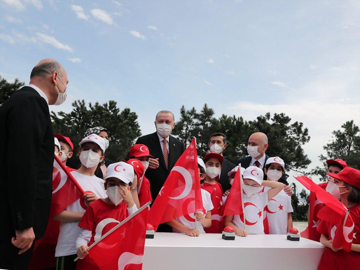 Cumhurbaşkanı Erdoğan, dünyanın en büyük Türk bayrağını çocuklarla göndere çekti