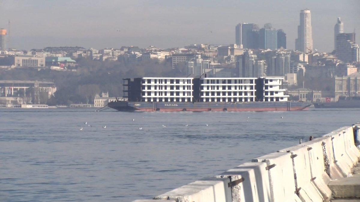 İstanbul Boğazı'ndan 'apartman' geçti