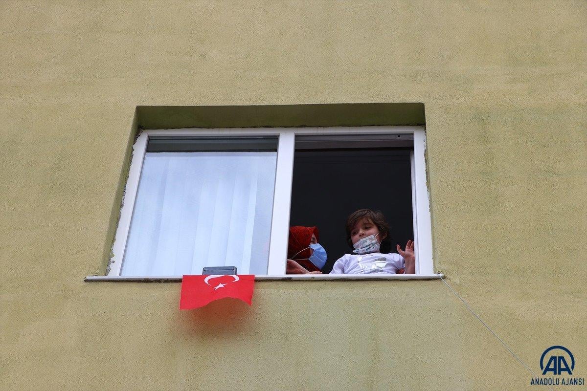 Tekirdağ'da, karantinada olan çocuğun doğum gününü polisler kutladı