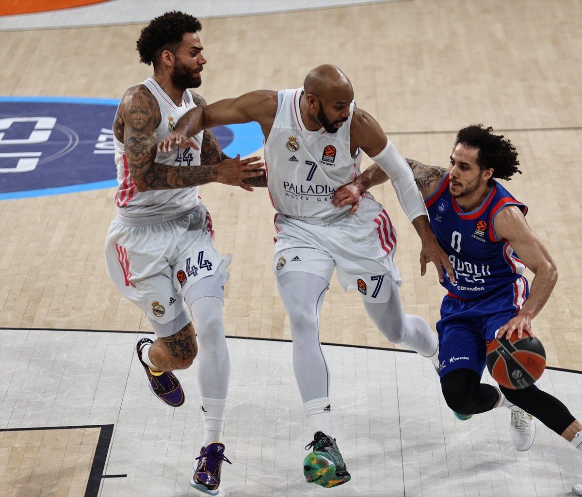 Anadolu Efes, Real Madrid'i farklı yendi