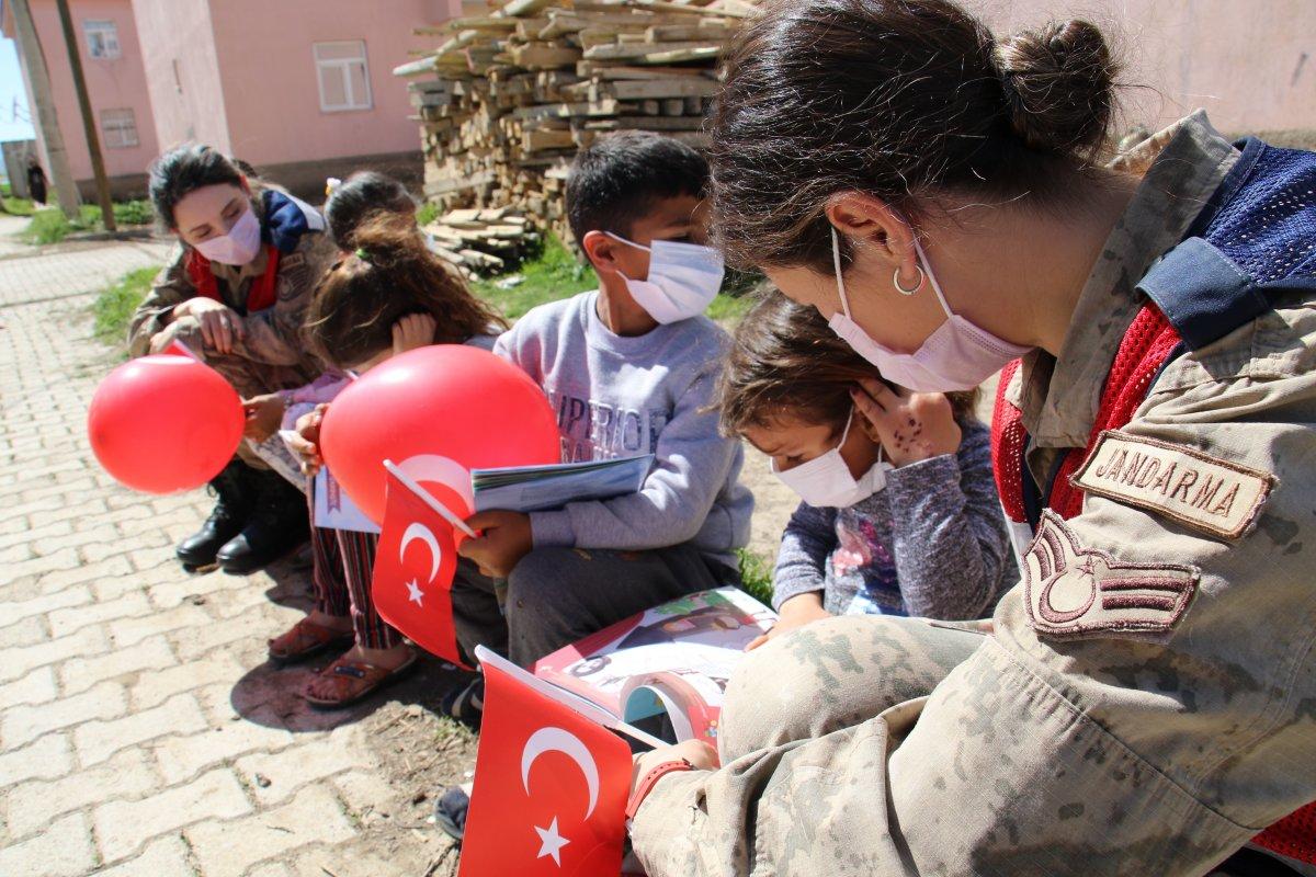 Elazığ'da jandarma ekiplerinden çocuklara sürpriz