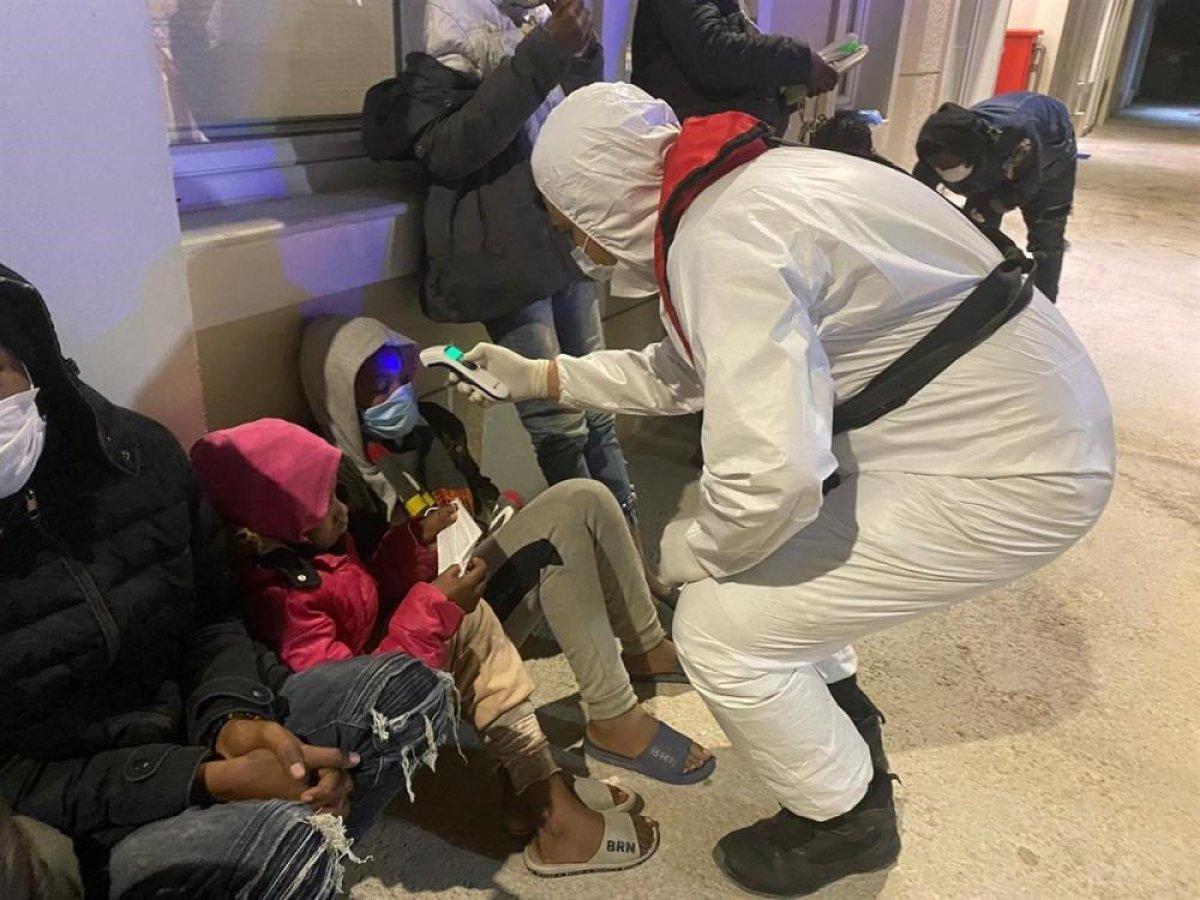 Kuşadası açıklarında 28 göçmen kurtarıldı